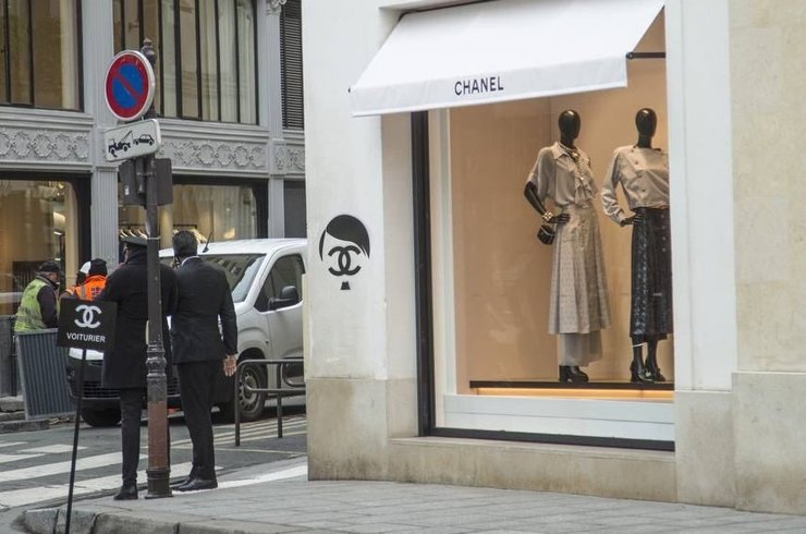 Россияне за границей протестуют против ограничений Chanel в обслуживании клиентов из РФ