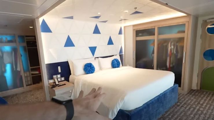 Круизный лайнер, корабль один из крупнейших в мире, туризм, отдых, США