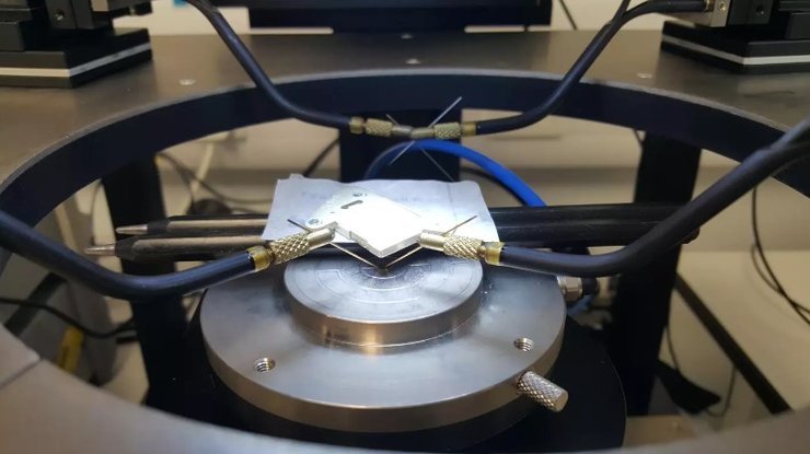 Пока что прототип новой батареи для питания исскуственный нейронов слишком большой, но ученые обещают ,что смогут сделать эту батарию очень маленькой