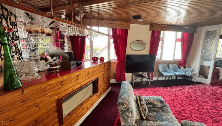 Перевернутий будинок, будинок 1970 року, незвичайне житло, другий поверх, дерев'яний будинок, незвичайний стиль, унікальний стиль,