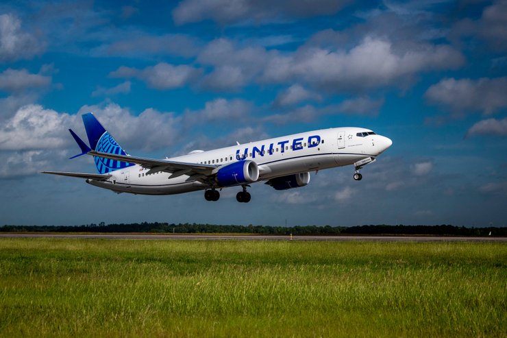 Самолет компании United Airlines, авиакомпания, деньги, суд, полет, буйный пассажир, конфликт со стюардессой, кричал в самолете