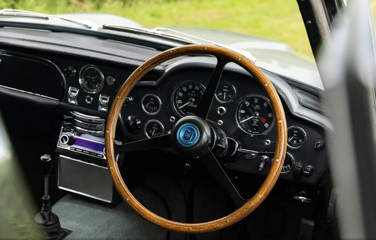 салон Aston Martin DB5 Салон Aston Martin DB5