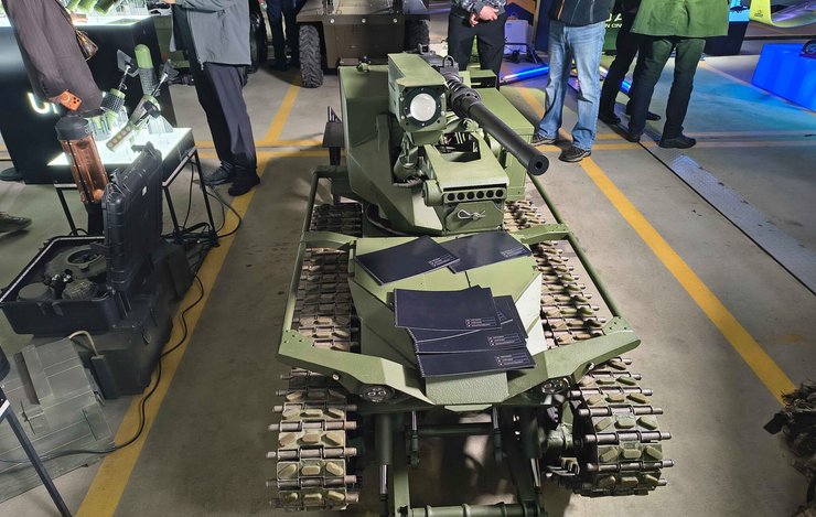 Новий гусеничний наземний роботизований комплекс Spider