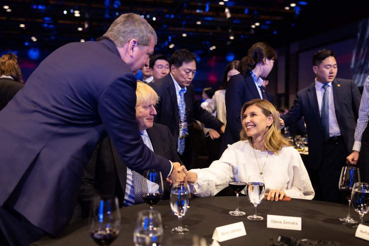 елена зеленская, образ елены зеленской, стиль елены зеленской, наряды елены зеленской, елена зеленская вышиванка, елена зеленская южная корея