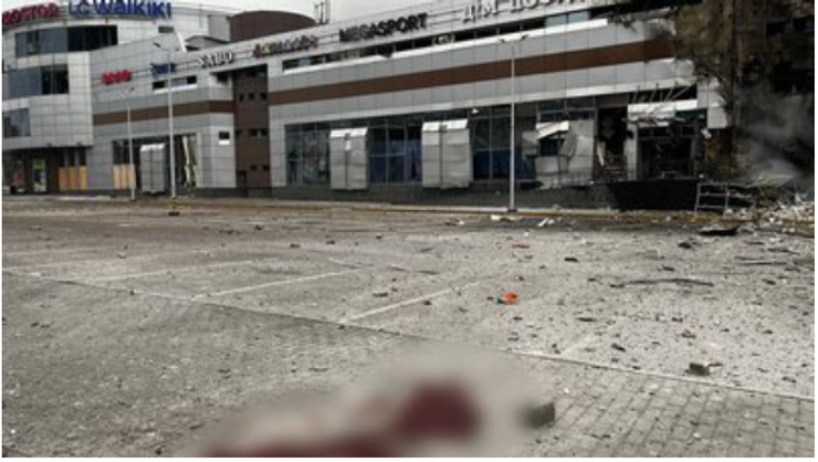 На парковке возле ТЦ, куда попала ракета, на парковке возле ТЦ