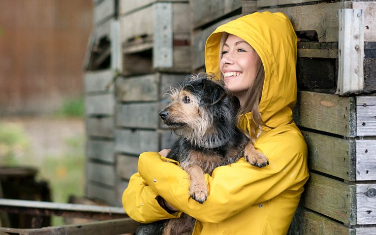 фото, девушка в дождевике с собакой
