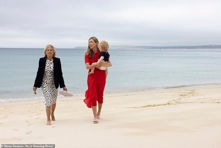 Джилл Байден, Кэрри Джонсон, пляж