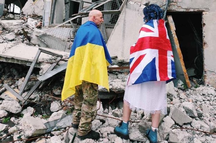 украинка, англичанин, волонтеры