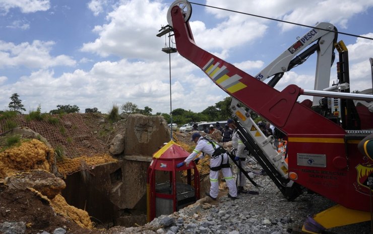 289 золотошукачів заблоковано в шахті Клуф у ПАР