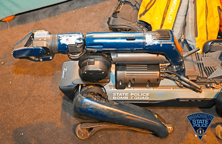 Роботизированная собака, собака-робот, робот, Роско, второй робот, робот-сапер, роботы в полиции, арест, задержание, выстрелы