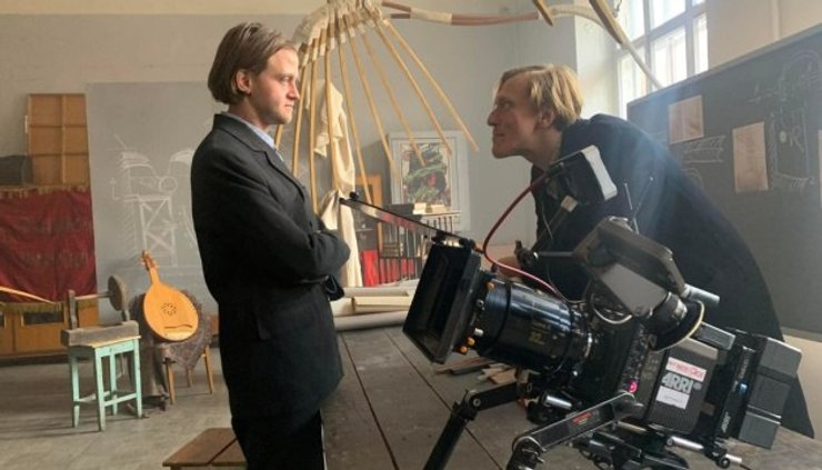 Віталій Ажнов у ролі Казимира Малевича