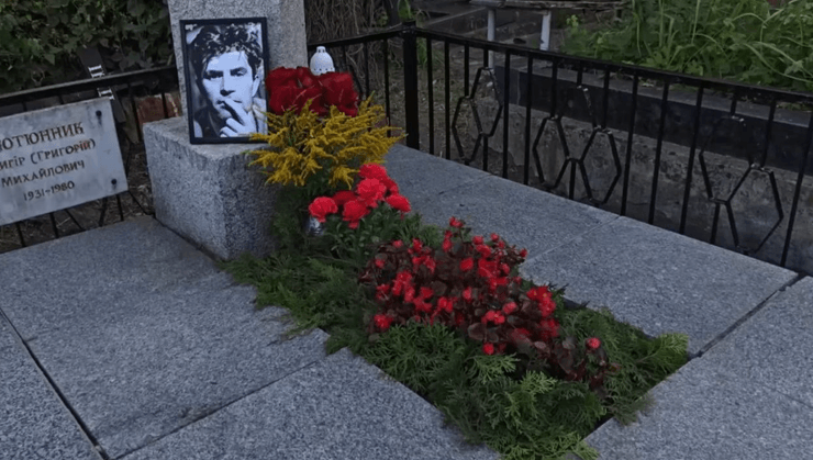 Убрана могила Григора Тютюнника на Байковом кладбище