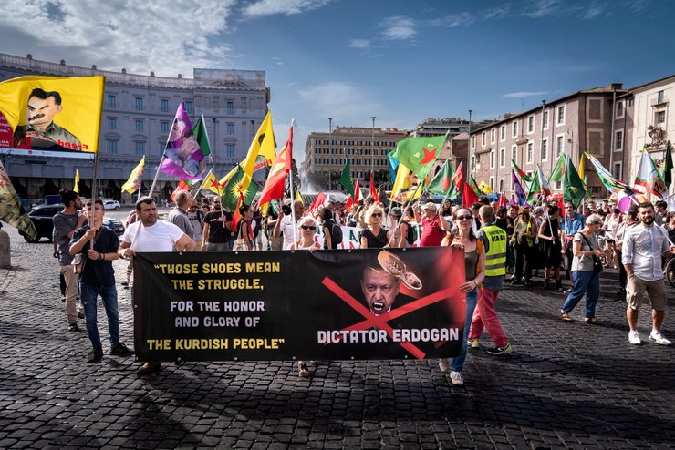 в чем причины войны с курдами, почему у курдов нет государства, народ без государства, почему воюют турки и курды, война на Ближнем Востоке, война с курдами, за что арестован оджалан, кто такой оджалан, права курдов, пешмерга, за что воюют курды, курдистан, независимость курдистана