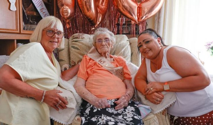100-летняя женщина, пенсионерка, юбилей, семья, дочь, внучка, бабушка