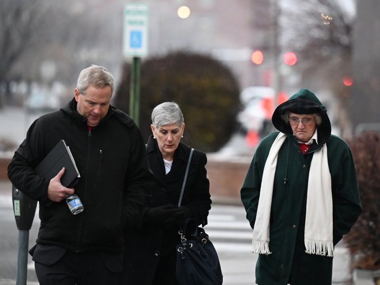 69-летняя Ширли Кох (справа)