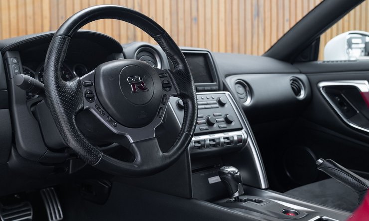 Салон Nissan GT-R