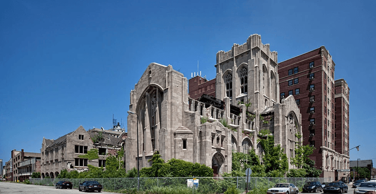 Заброшенный город, заброшенное здание, местные жители, люди покидают город, городские исследователи, туристы, руины города, город-призрак