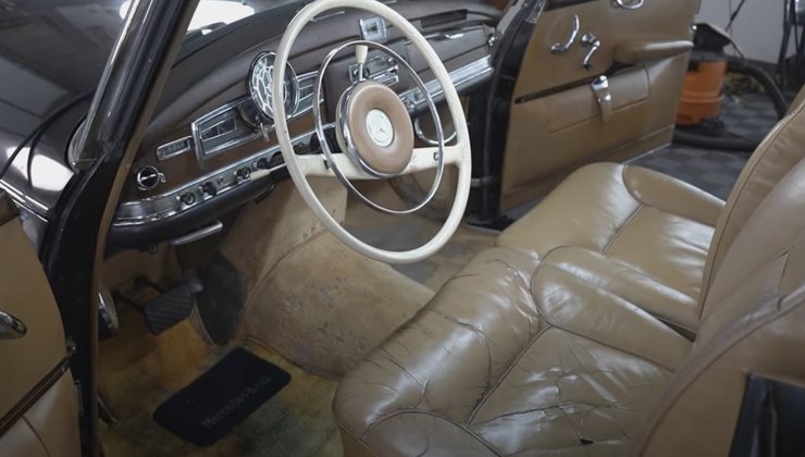 В салоне местами потрескалась отделка