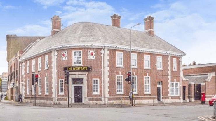 Сім'я живе в пабі, подружжя живе в барі, покинутий паб, бар, купили бар замість будинку, шукали будинок мрії, житло, подружжя