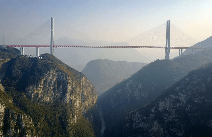 Найвищий міст, міст у Китаї, міст у небесах, найвищий міст у світі, літає в хмарах, інженерний шедевр, визначна пам'ятка, туристи