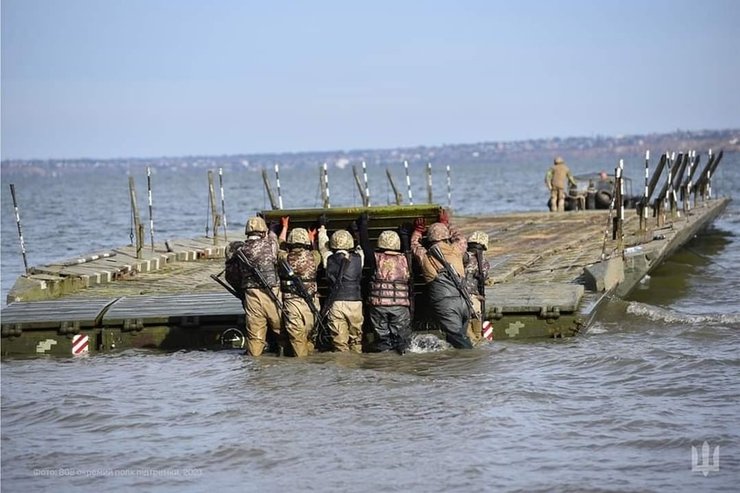 Бійці ЗСУ тренуються ставити понтони