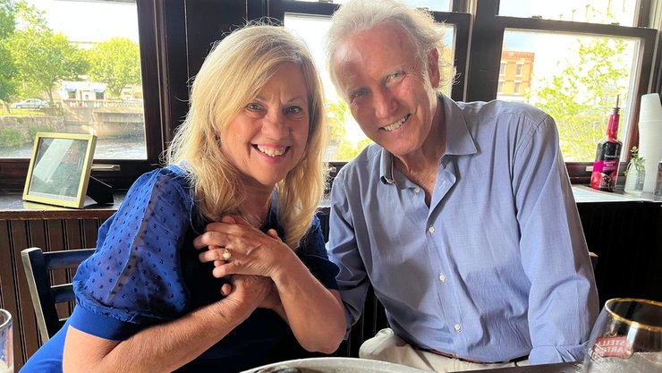 Подружжя, знайшли перлину в молюску, весілля, каблучка з перлиною