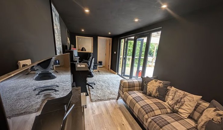 "Сарай" оснащен электричеством и подключением к Интернету