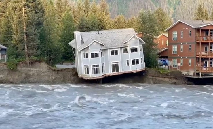 Будинок упав у річку, вода, повінь, звалився будинок, вода з озера, танення льодовиків, обвалився будинок, соцмережі