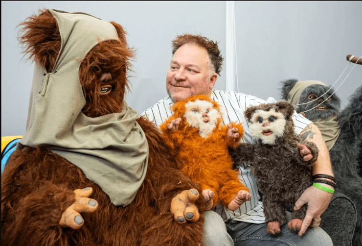 Люк Кей со своими экспонатами