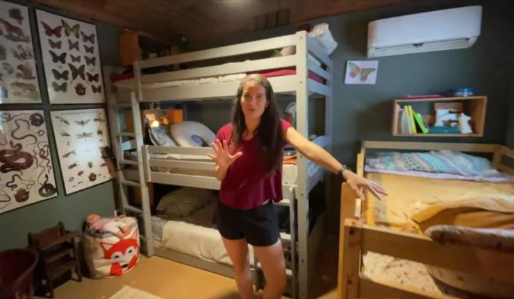 Жінка разом зі своїм чоловіком та 5 дітьми живе у сарай, як вони там освоїлися, щоб не платити за оренду