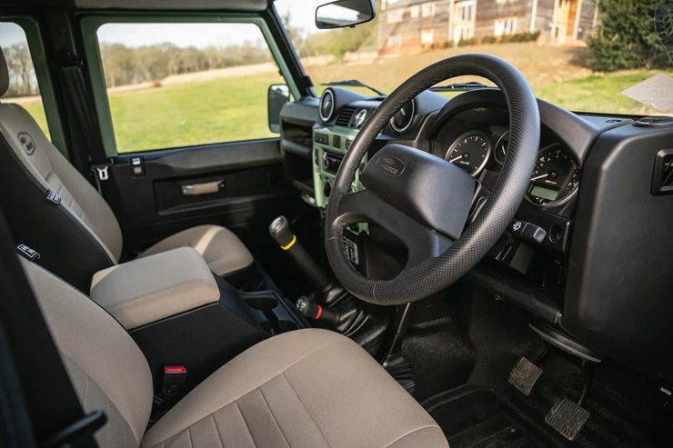 Land Rover Defender, Land Rover, містер Бін, Роуен Аткінсон, авто Містера Біна, Land Rover Defender Heritage Edition