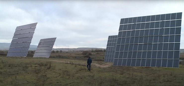 Мужчина на солнечной ферме в Испании