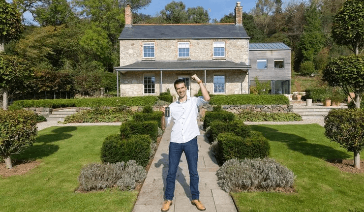 Мужчина продал дом выигранный в лотерею, роскошный коттедж, выиграл дом в лотерею, роскошный особняк, продал особняк,