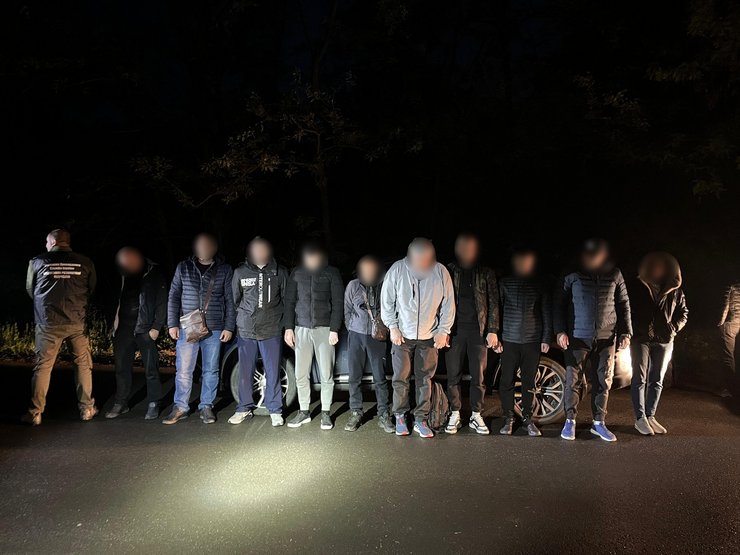 Женщина из села Вилок и мужчина из Виноградова переправляли через границу восемь уклонистов