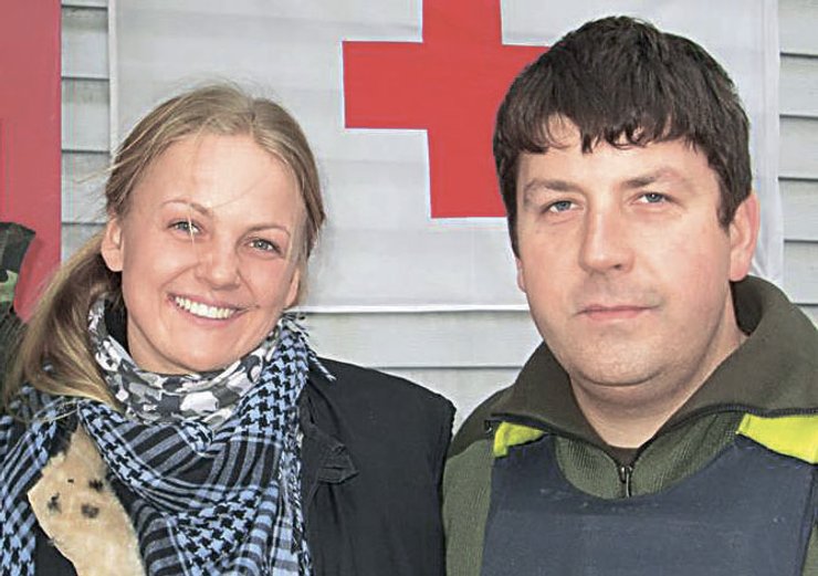 Волонтеры Алена Сонцеслава и Иван Звягин