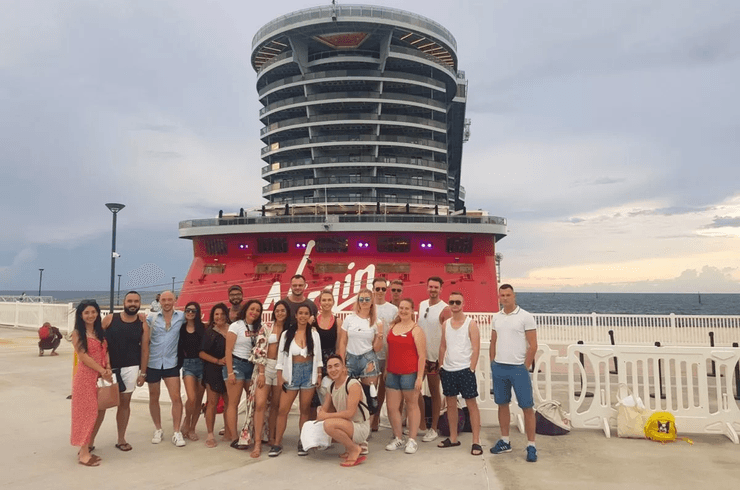 Работница круизного лайнера, работа, круиз, путешествие, вечеринка, дикие вечеринки, секретный код, персонал корабля,