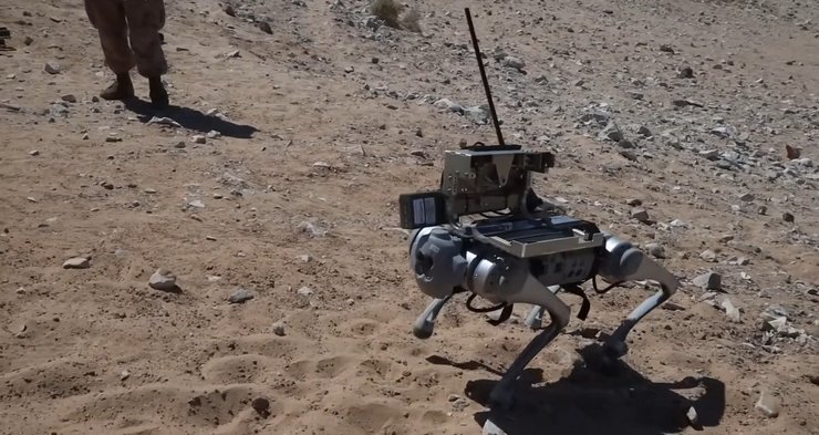 робот Unitree Go1, гранатомет M72AS