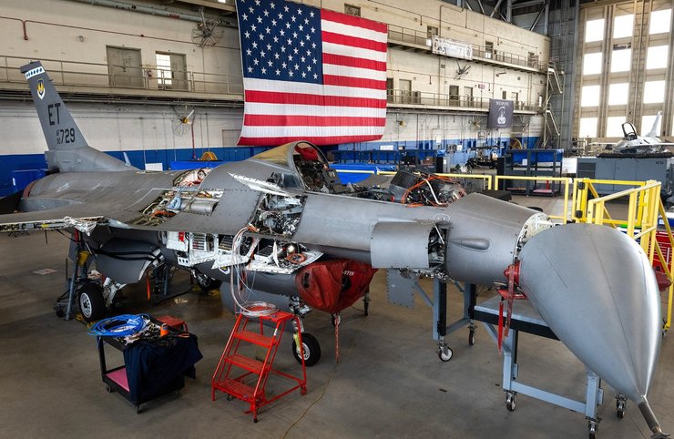 Беспилотный самолет F-16 Fighting Falcon