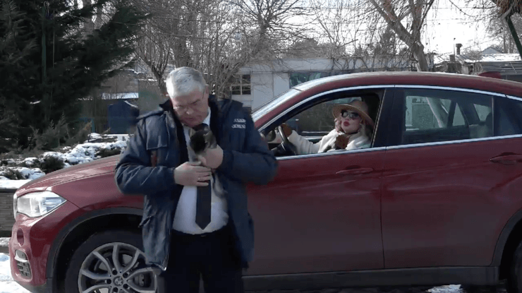 Мужчина игнорирует заигрывание женщины и выбирает морскую свинку