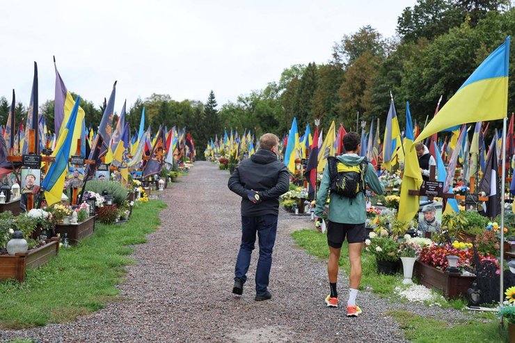 Швейцарський ультрамарафонець Фредерік Сплендоре біля Поля почесних поховань у Львові після фінішу благодійного забігу