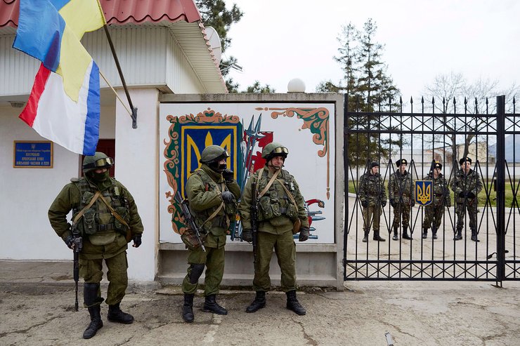 Окупація Криму "зеленими чоловічками" — фото 2014 року