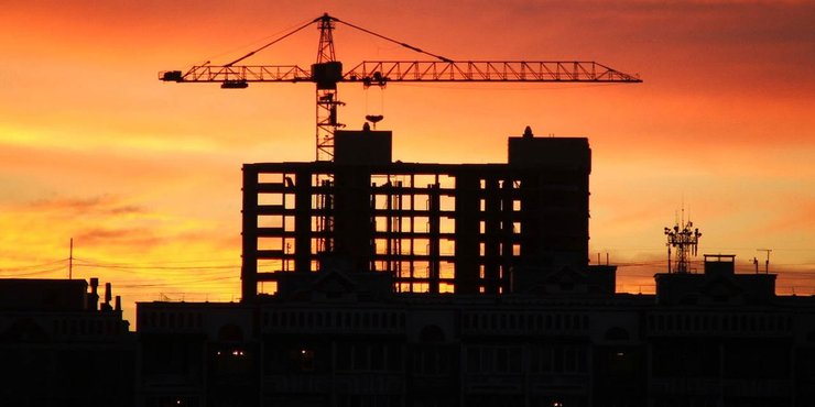 Строительство, Киев, замороженная стройка, закат, кран, фото