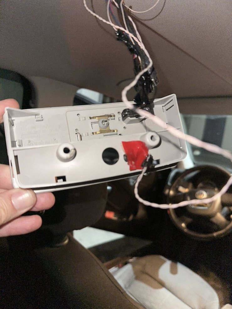 Прослуховуючий пристрій, що знайшов Вітренко у своєму авто