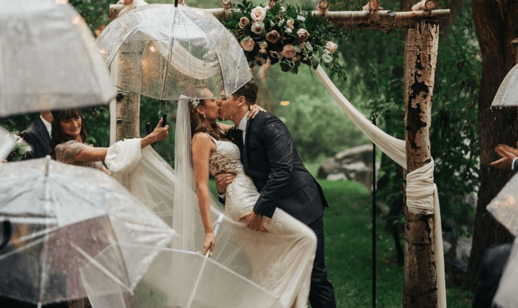 Свадебная церемония, свадьба, свадебный прием, дождь во время свадьбы, невеста, жених, свадебное платье,