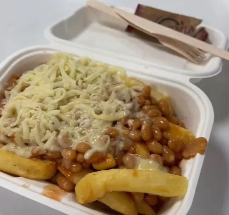 Здоровый человек начал питаться в британских больницах, он говорит, что это идеальное соотношение цены и качества