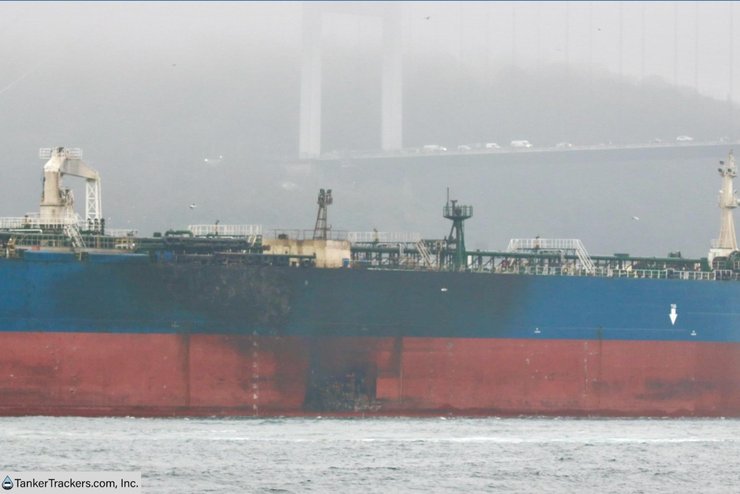 Фото точка влучання у правий борт URSUS MARITIMUS після атаки дронів 21-22 грудня