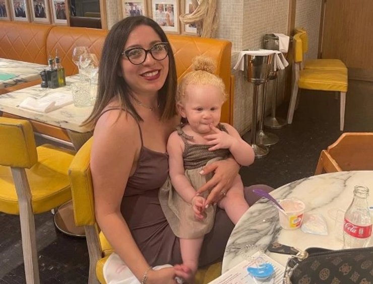 Мама девочки стала "параноиком", защищая ее от солнечных лучей