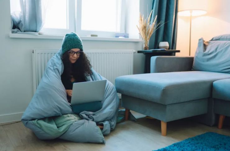 Женщина в одеяле