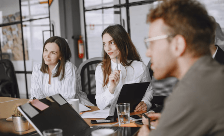 Роботодавці шукають в офіс, працівники — на віддалену, і часто не сходяться в умовах і пропозиціях окладів