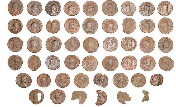 Британський сантехнік знайшов у полі давньоримський скарб, тепер він продав свою знахідку на аукціоні